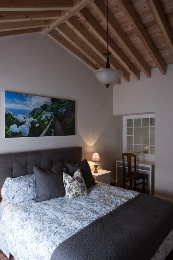 Surf Beach_Santa Barbara Secret Gardens Ribeira Grande Buitenkant foto